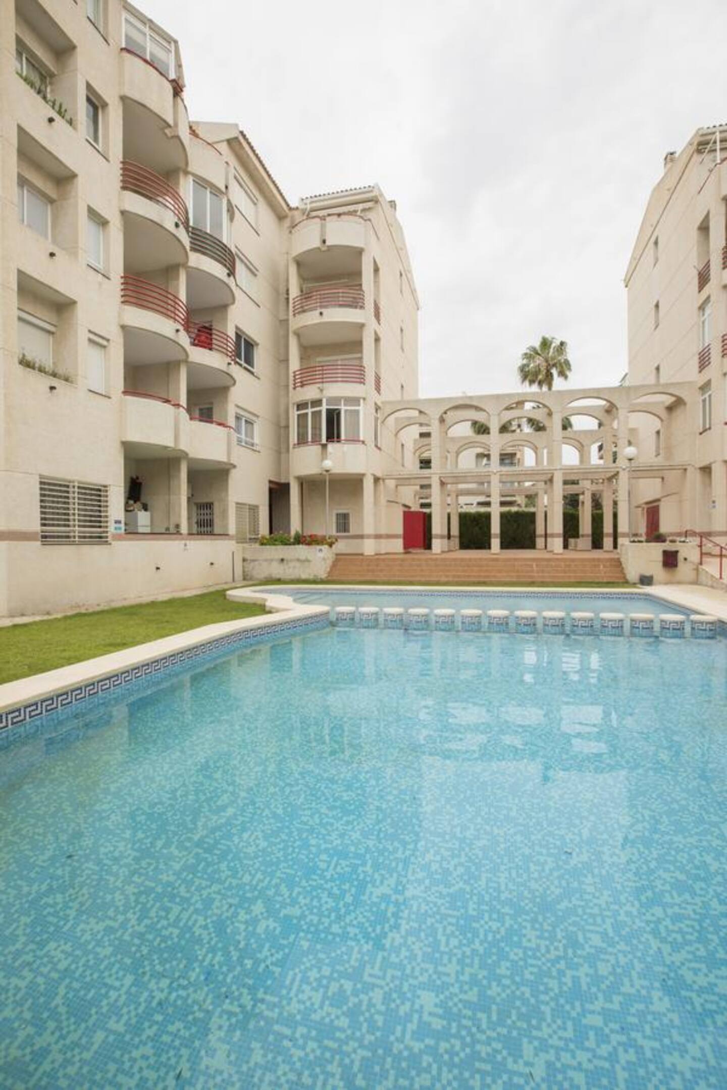 Apartamento de 2 habitaciones en Albir para alquiler a largo plazo