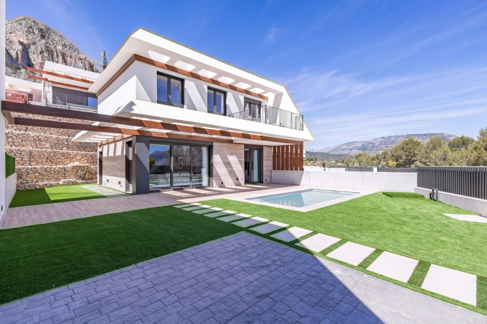 Chalet en Polop: 3 dormitorios, piscina privada y jardín