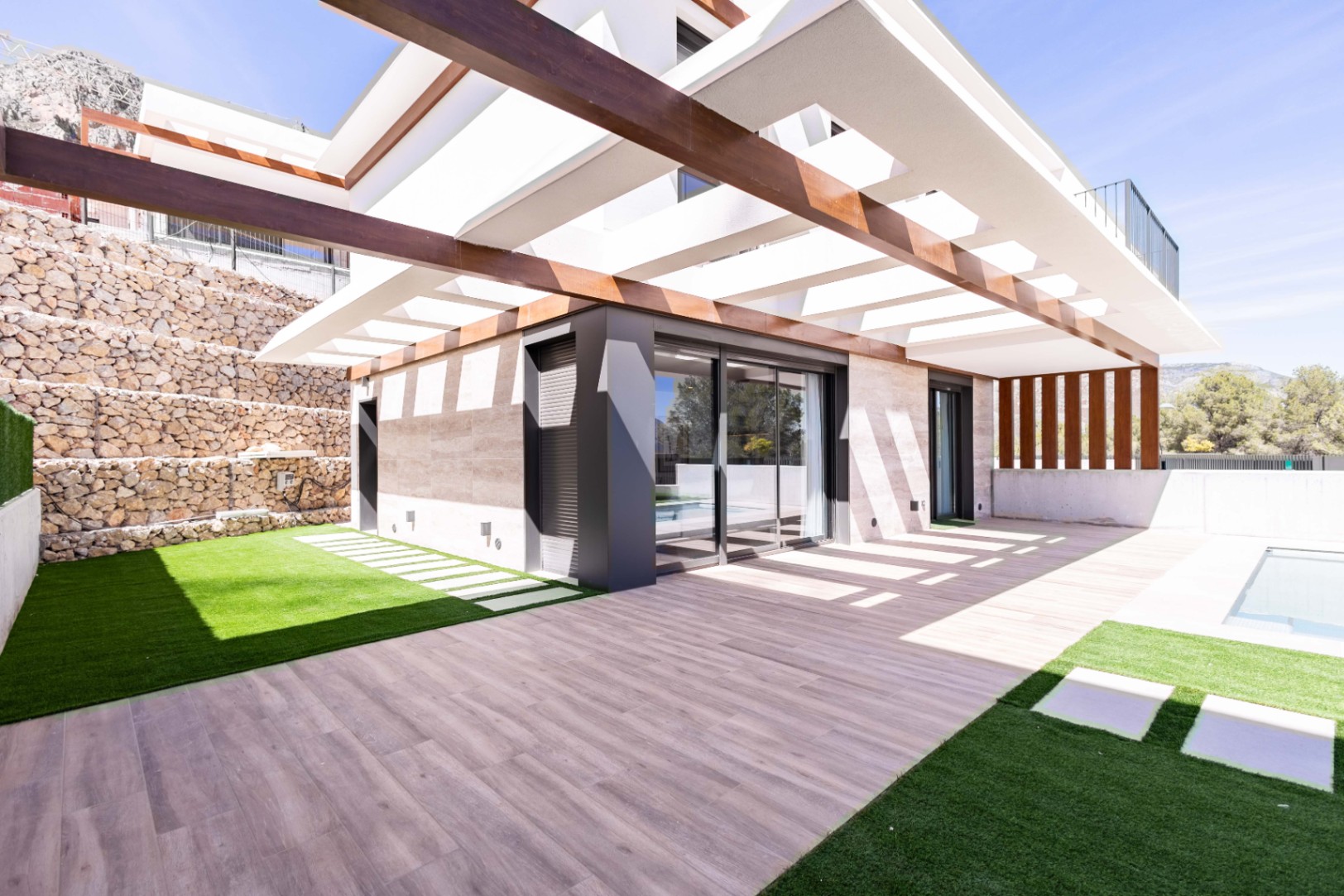 Chalet en Polop: 3 dormitorios, piscina privada y jardín