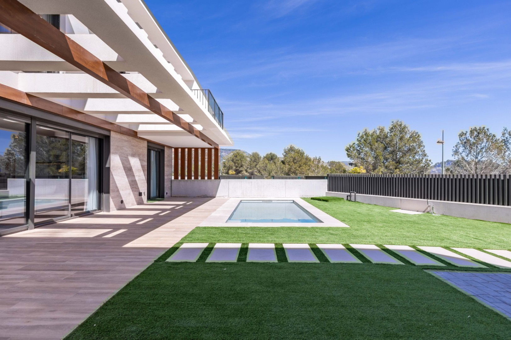 Chalet en Polop: 3 dormitorios, piscina privada y jardín