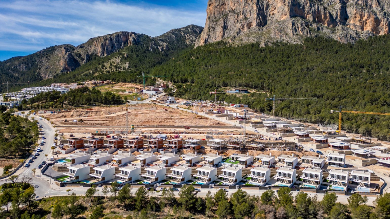 Chalet en Polop: 3 dormitorios, piscina privada y jardín