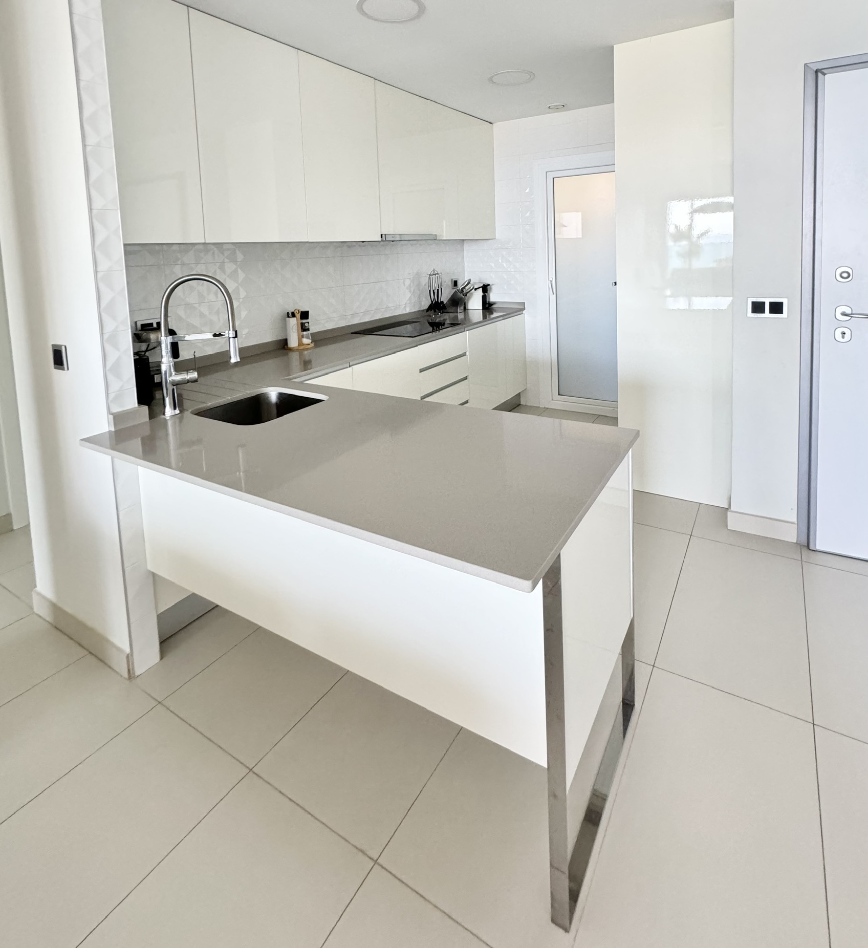 Apartamento de 2 dormitorios en alquiler en Benidorm, Alicante.