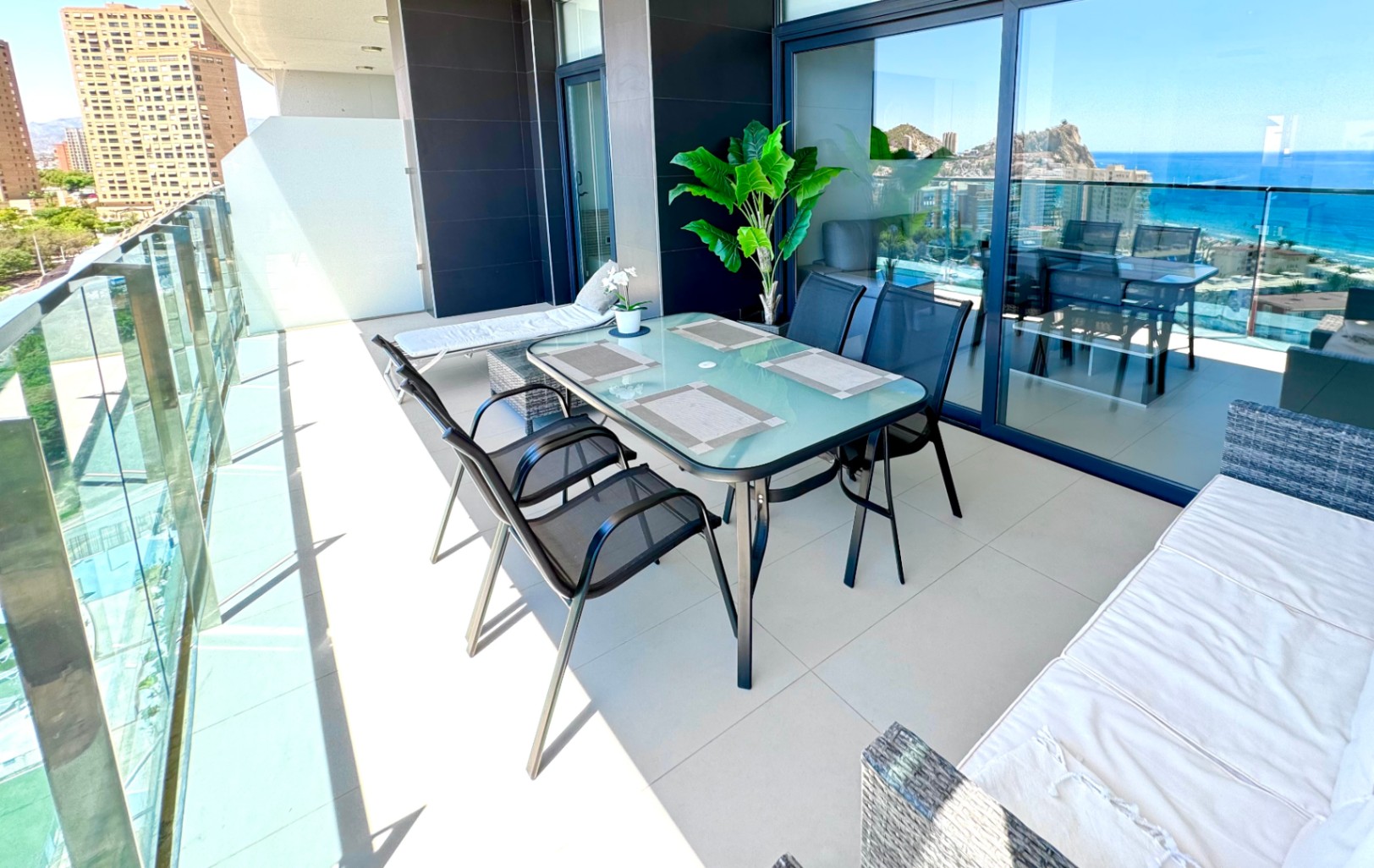 Apartamento de 2 dormitorios en alquiler en Benidorm, Alicante.