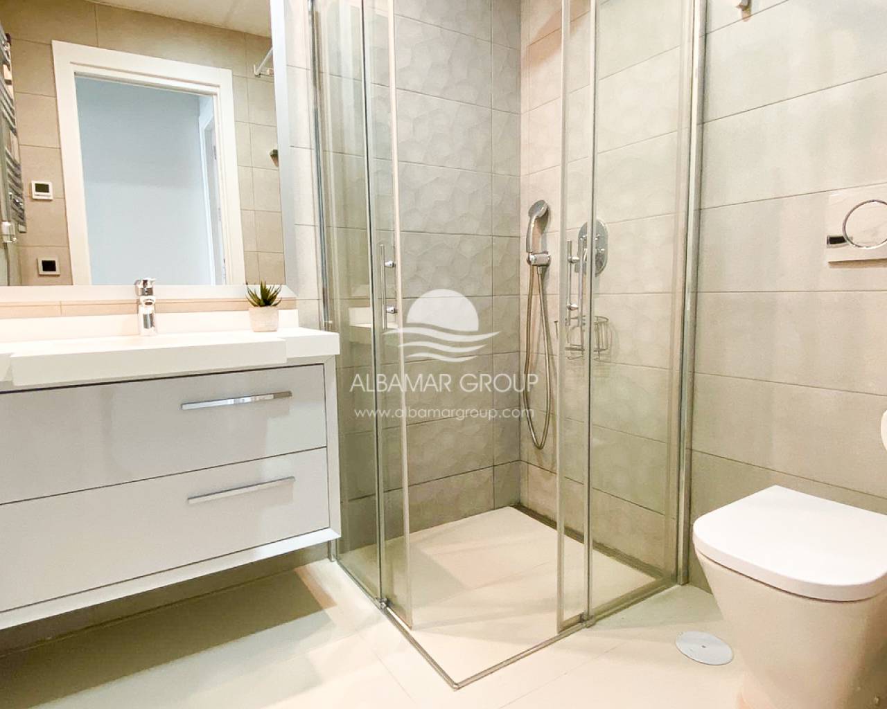 Apartamento de 2 dormitorios en alquiler en Benidorm, Alicante.
