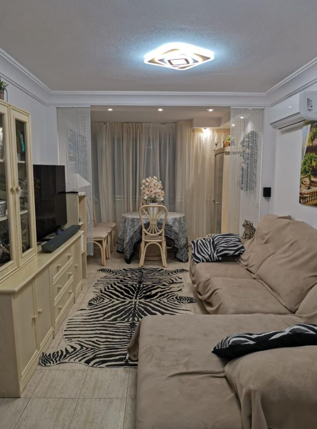 Apartamento en Villajoyosa con 2 habitaciones y piscina comunitaria