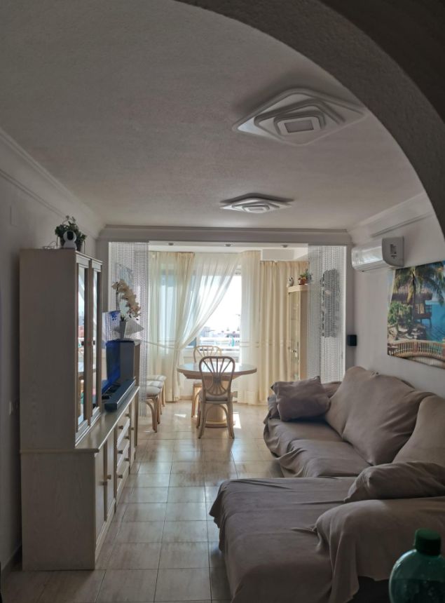 Apartamento en Villajoyosa con 2 habitaciones y piscina comunitaria