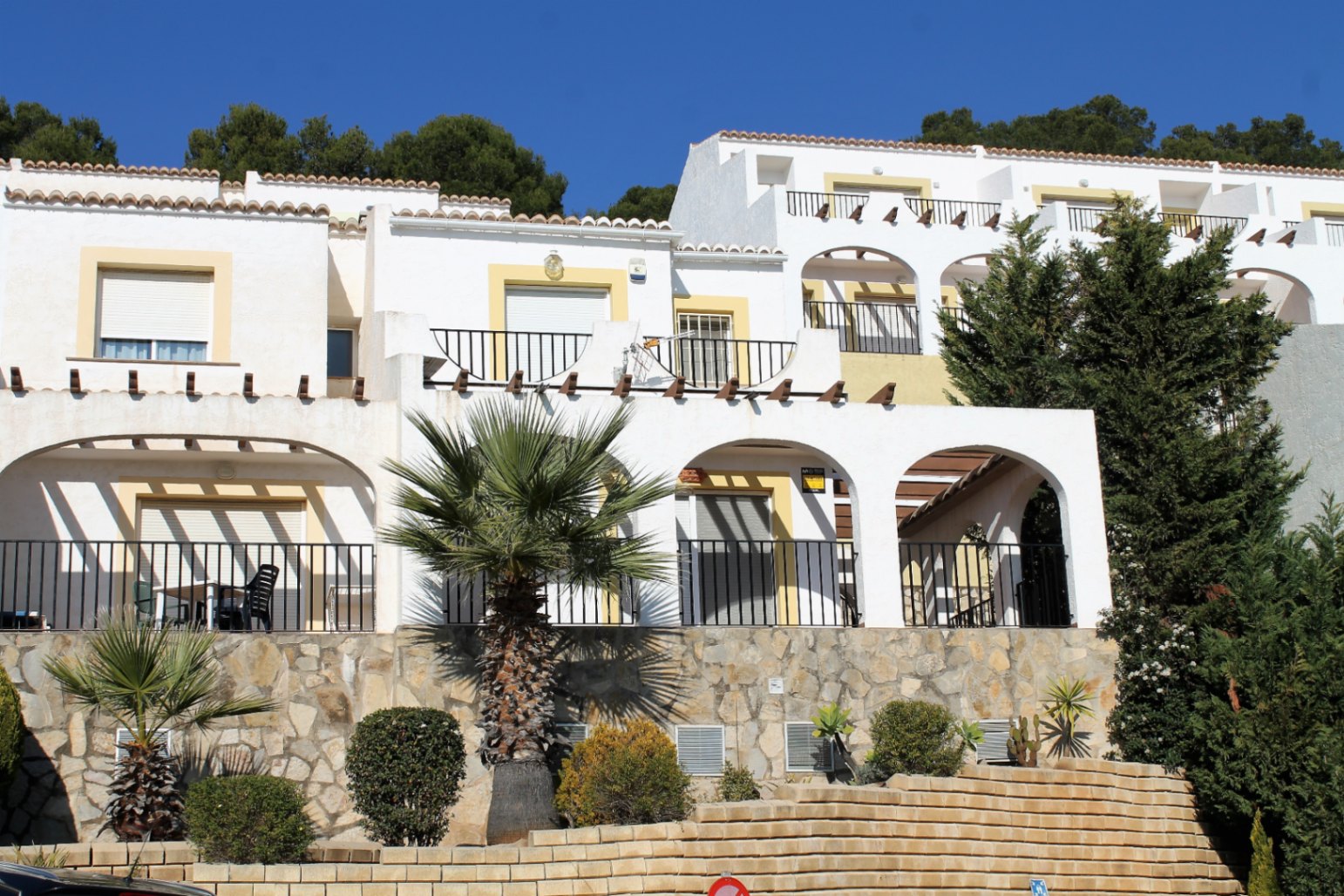 EXCLUSIVOS BUNGALOWS CON VISTAS AL MAR EN CALPE – RENTABILIDAD Y CONFORT GARANTIZADOS